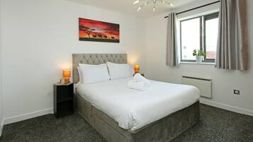 Mander Apartment | Iron/ironing board, bed sheets