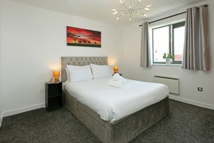 Mander Apartment | Iron/ironing board, bed sheets