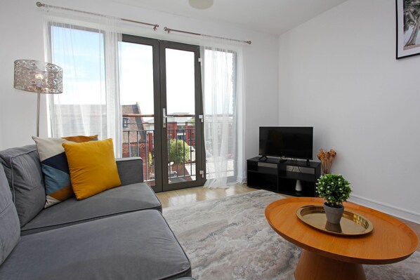 Wulfrun Apartment | Zona de estar | Una televisión