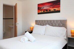 Mander Apartment | 2 bedrooms, iron/ironing board, bed sheets