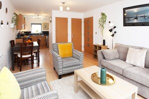 Victoria Apartment | Zona de estar | Una televisión