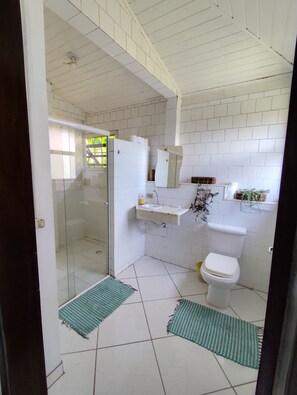 Comfort-Vierbettzimmer | Badezimmer | Dusche, Handtücher