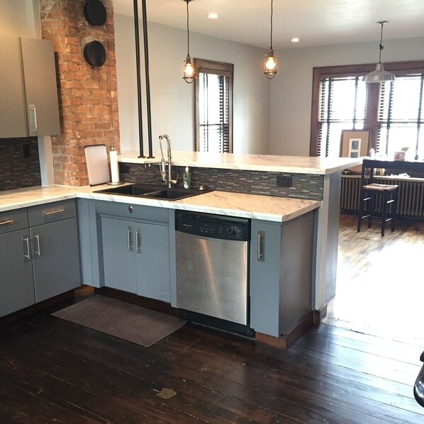 Private kitchen - Downtown Green Bay 1920's Home only 4 miles from Lambeau Field (Green Bay)