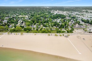 Beach - Lighthouse Cottage: 1 block from the beach, 2 blocks to downtown! (Ludington)