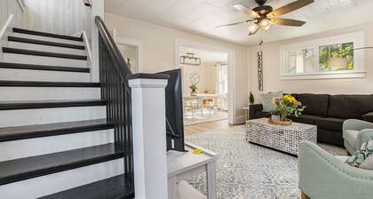 Lighthouse Cottage: 1 block from the beach, 2 blocks to downtown!