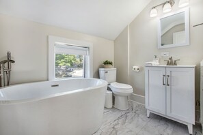 Bathtub - Lighthouse Cottage: 1 block from the beach, 2 blocks to downtown! (Ludington)