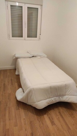 Habitación básica, 1 cama individual, cocina, planta baja | Ropa de cama hipoalergénica y wifi gratis 