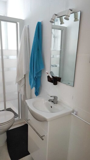 Bathtub, towels