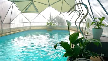室内游泳池,10:00 至 22:00 开放,免费小屋,池畔遮阳伞
