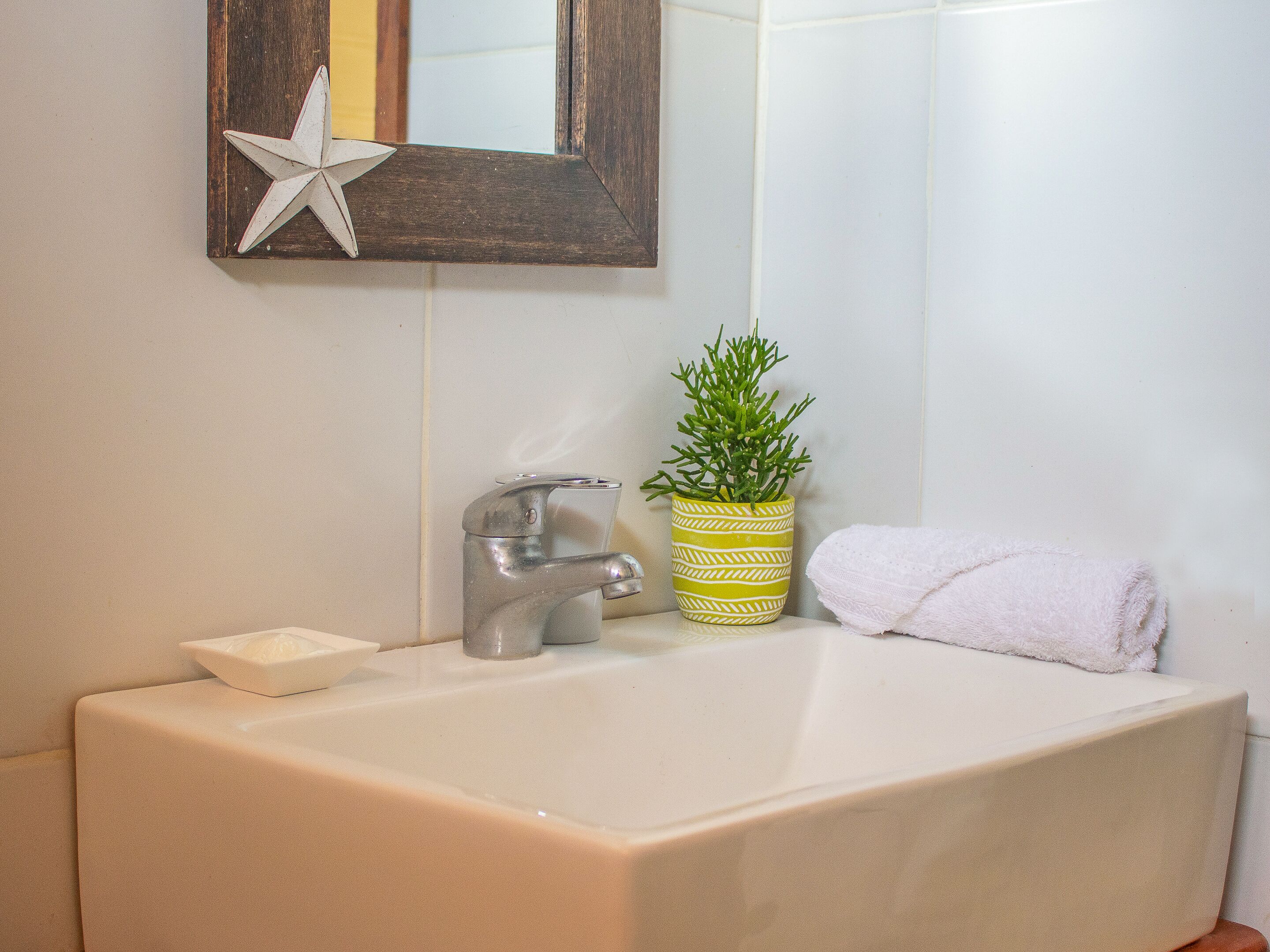 Cabane Supérieure | Salle de bain | Douche, douche à « effet pluie », sèche-cheveux, serviettes fournies