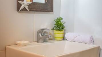 Cabane Supérieure | Salle de bain | Douche, douche à « effet pluie », sÚche-cheveux, serviettes fournies