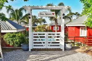 A gated entrance with a sign reading "Bon Amour" and a heart symbol. - Bon Amour Punta del Diablo (Punta del Diablo)