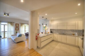 Unclassified image, 5 of 20, button