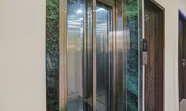 Elevator - Treebo Amber Imperial (Mumbai)