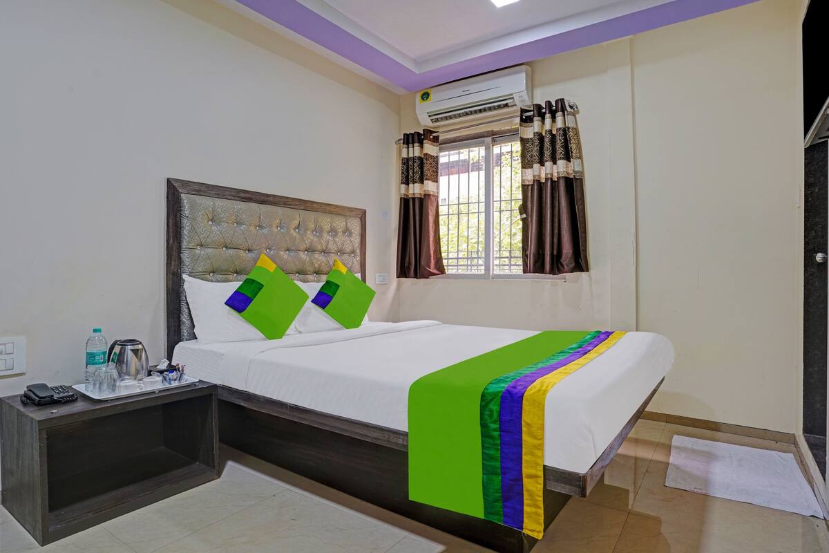 Standard Double Room | Desk