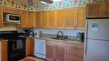 Een koelkast, een microgolfoven, een oven, een kookplaat