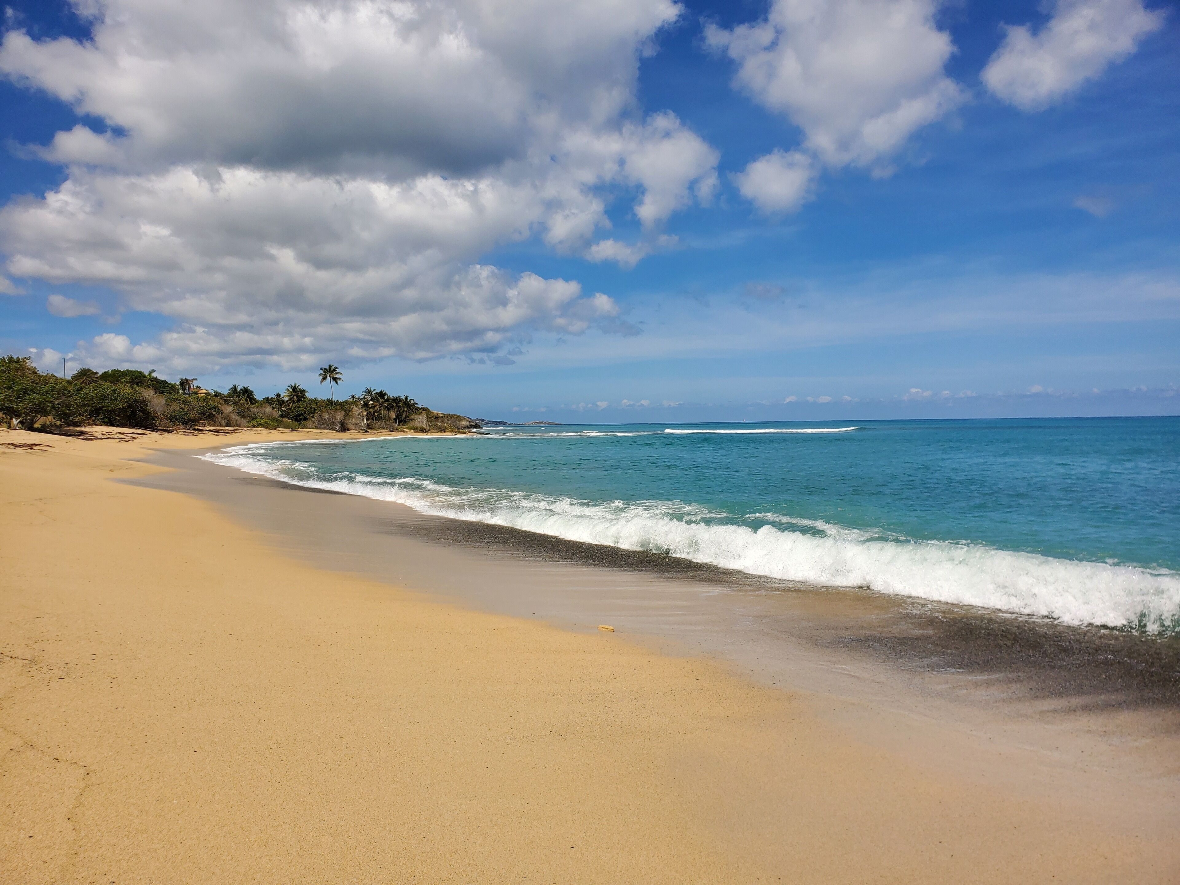 Beach nearby, sun-loungers, beach towels