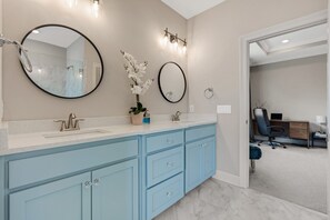 Interior - New! 5 min to beach! Clean, modern and spacious-King mattress on Primary room  (Pensacola)