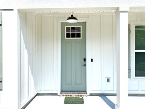 Exterior detail - New! 5 min to beach! Clean, modern and spacious-King mattress on Primary room  (Pensacola)