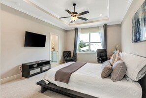 3 soverom, skrivebord, strykejern/-brett og reiseseng for barn