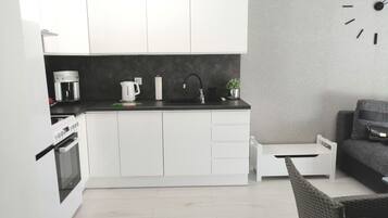 Kühlschrank, Ofen, Geschirrspüler, Wasserkocher mit Kaffee-/Teezubehör