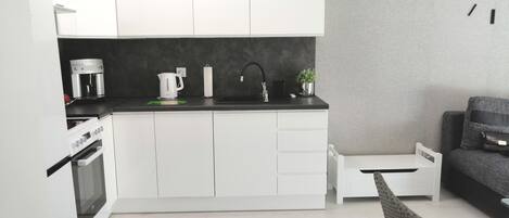 Fridge, oven, dishwasher, coffee/tea maker