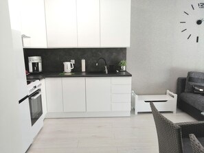 Fridge, oven, dishwasher, coffee/tea maker