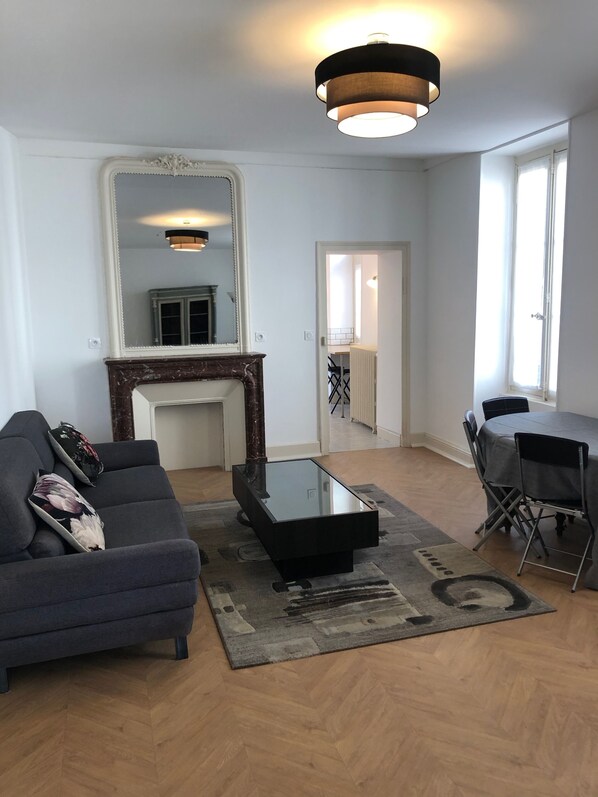 Perusmökki, kylpyhuone makuuhuoneen yhteydessä, näköala puutarhaan | Lounge