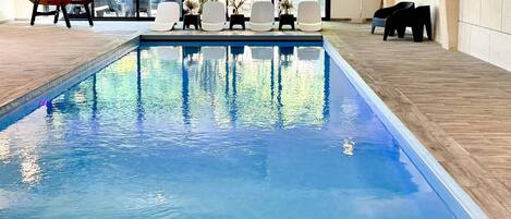 Eenvoudige cottage, en-suite badkamer, uitzicht op tuin | Binnenzwembad | Een binnenzwembad en een verwarmd zwembad