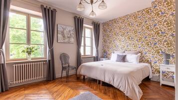 Luxe tweepersoonskamer, en-suite badkamer, uitzicht op tuin (Chambre Chateldon)