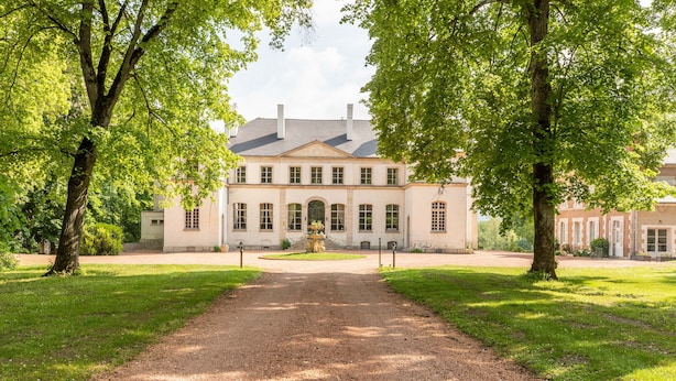 A building with a symmetrical facade, a central entrance, and a gravel pathway leading to it. - Chambres D'hôtes Vichy : Château de Charmeil (Charmeil)