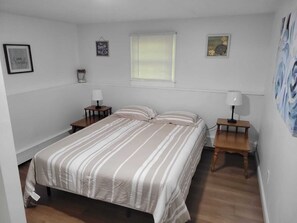6 bedrooms, desk, iron/ironing board, travel cot