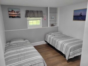 6 Schlafzimmer, Schreibtisch, Bügeleisen/Bügelbrett, Reisekinderbett