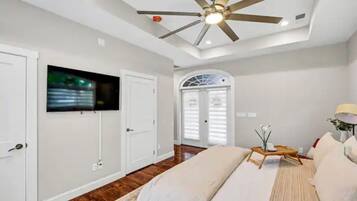 4 bedrooms, desk, iron/ironing board, free WiFi