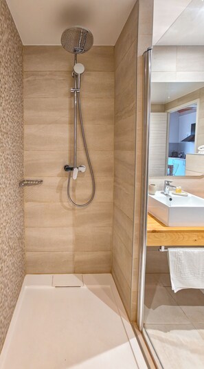 Studio, Ensuite (Cottage C) | Bathroom