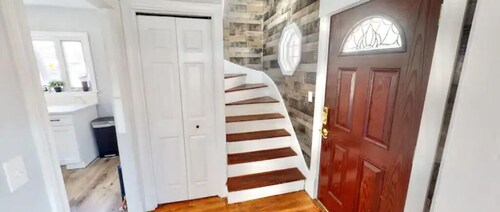 Seaside Getaway Home, Near Salem, Comes with Free Parking & Wi-Fi!