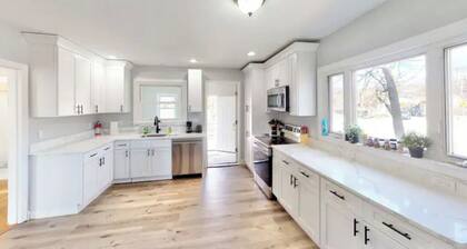 Seaside Getaway Home, Near Salem, Comes with Free Parking & Wi-Fi!