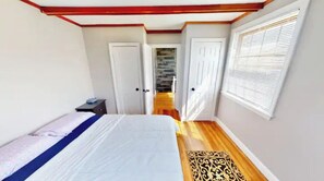 3 bedrooms, desk, free WiFi, bed sheets - Seaside Getaway Home, Near Salem, Comes with Free Parking & Wi-Fi! (Swampscott)