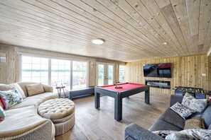Smart TV, fireplace, video games, table tennis