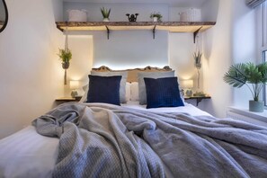 2 bedrooms, free WiFi - Rosie's Relaxing Escape with Hot Tub (Nelson)