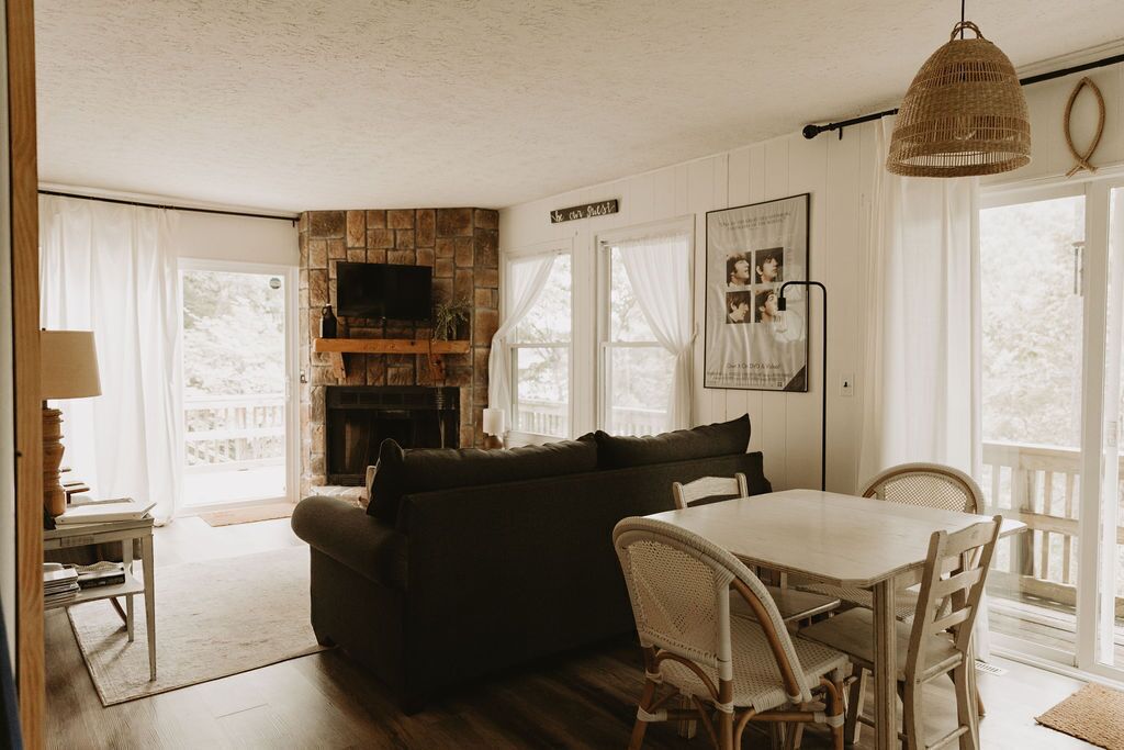 Smart TV, fireplace, Hulu, streaming services