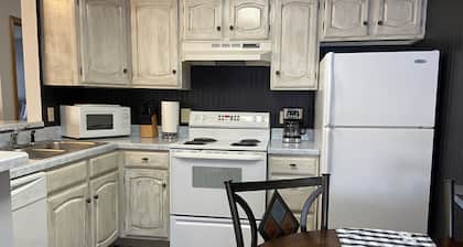 Cozy 2 bed 2 bath Condo w/Pool, Hot Tub, on Golf Course! Unit #1