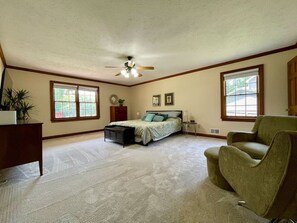 3 bedrooms, desk, iron/ironing board, travel cot