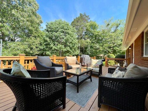 Quiet neighborhood, complementry lake access