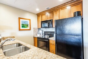 Køleskab, mikrobølgeovn, ovn, kogeplade