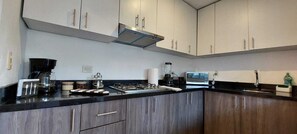 Kühlschrank, Mikrowelle, Wasserkocher mit Kaffee-/Teezubehör, Toaster