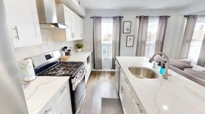 Réfrigérateur, four à micro-ondes, un four, surface de cuisson