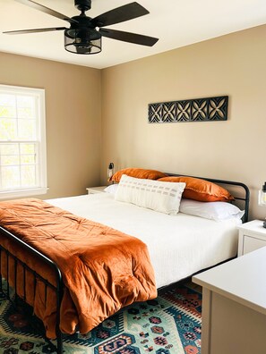 3 bedrooms, iron/ironing board, travel crib, free WiFi - Centrally located updated home (Cheyenne)