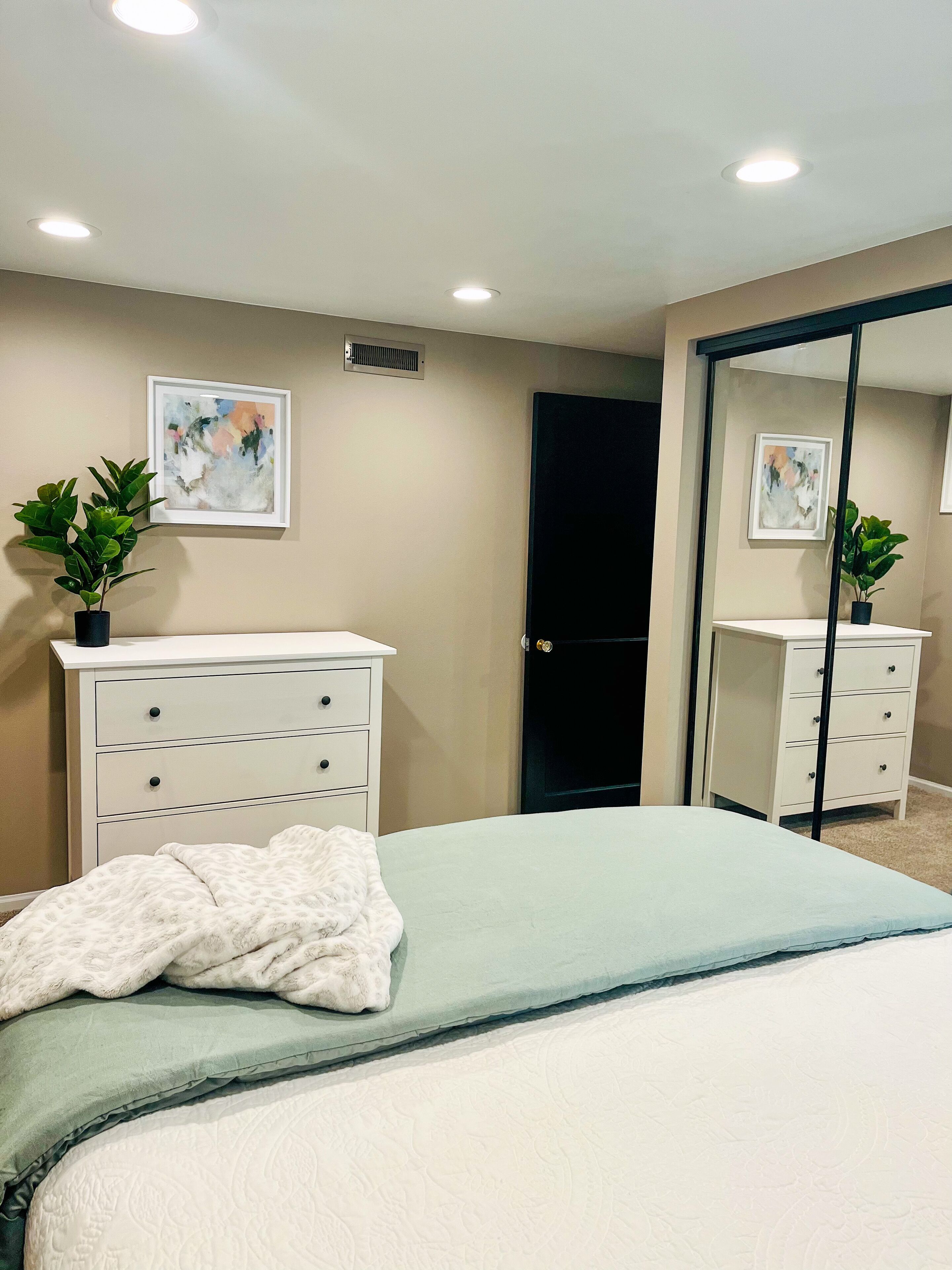 3 dormitorios, tabla de planchar con plancha, cuna de viaje