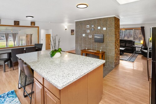 Rainier Estates' 5 Acre, 3100sqft, HotTub, Events